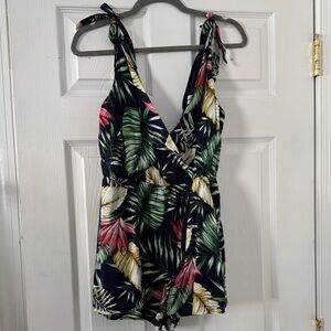 superdown Penelope Palm Front Wrap
Romper